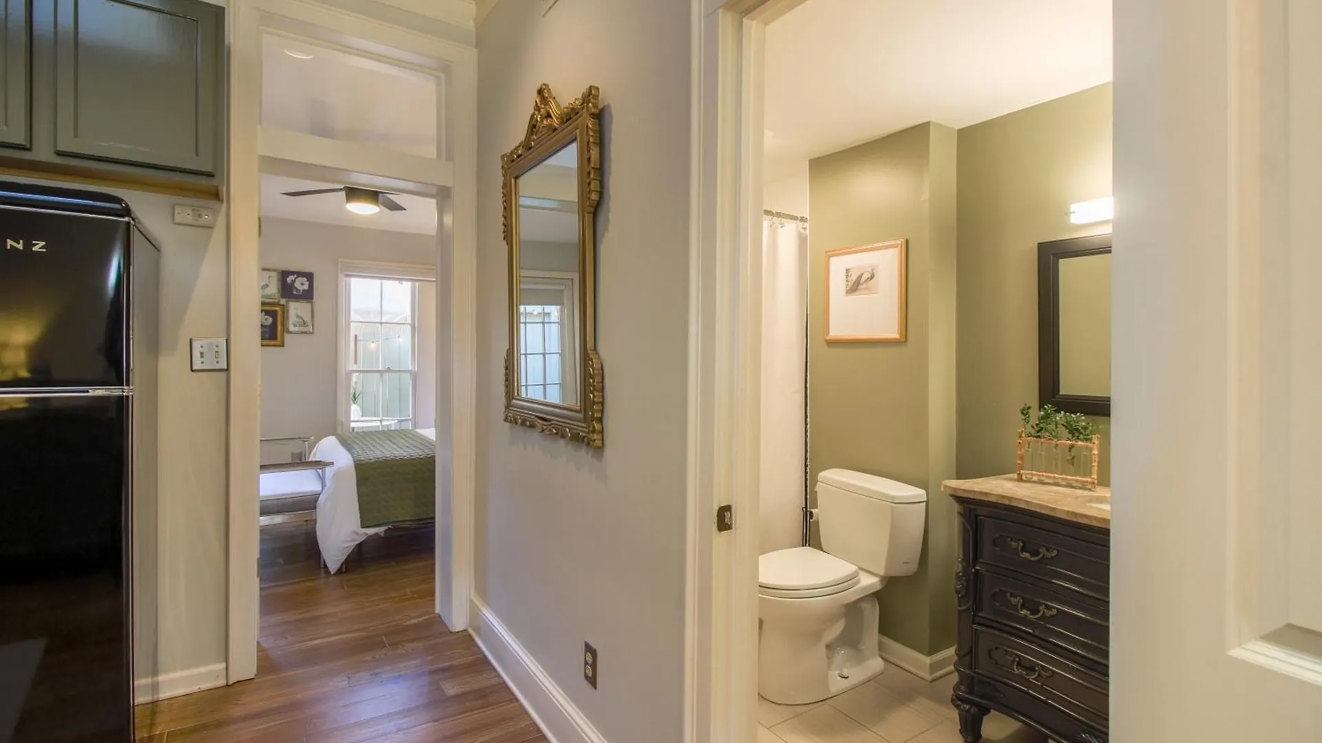 Private Patio Retreat In Charming Downtown Apartment Savannah