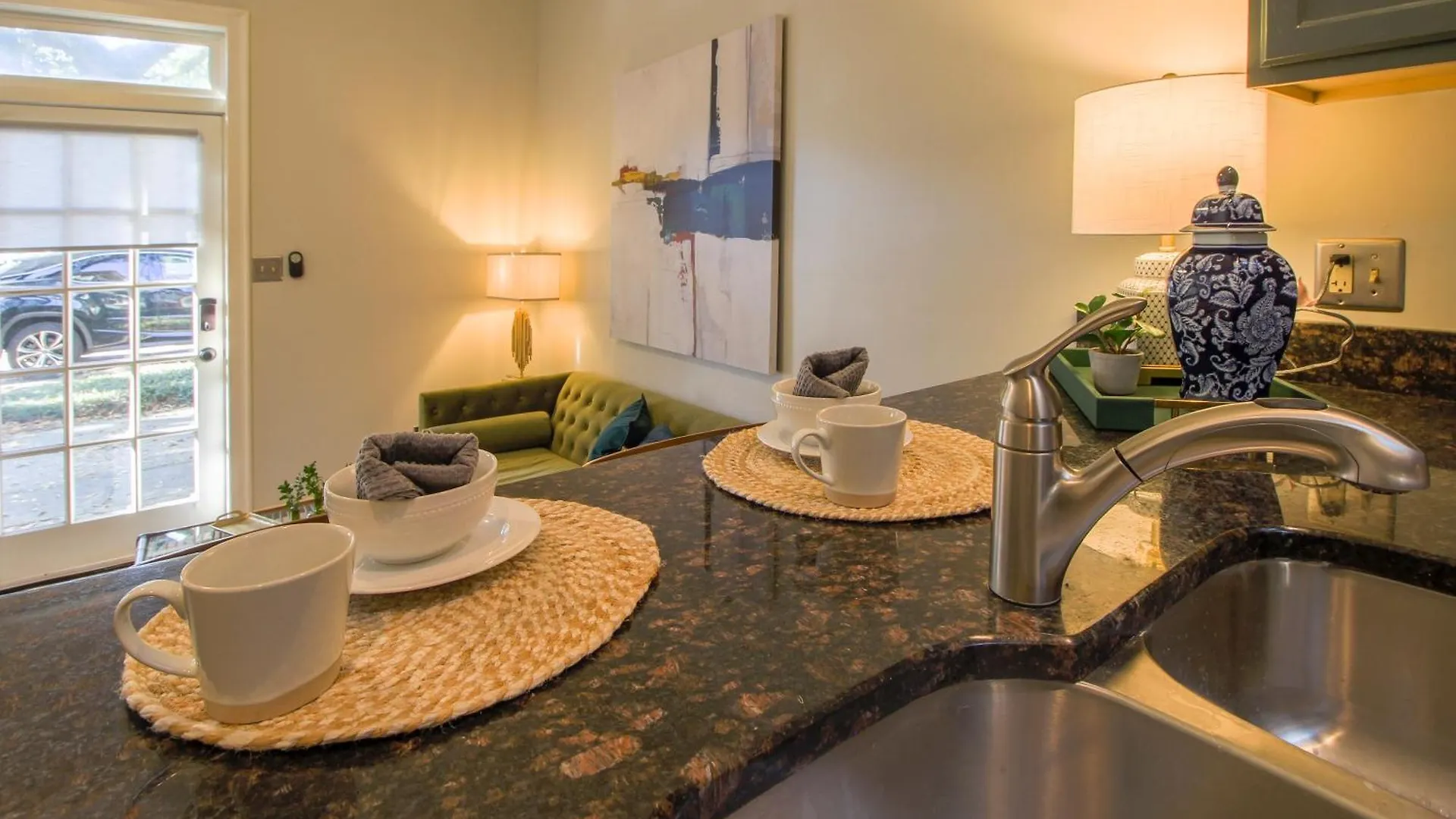 Private Patio Retreat In Charming Downtown Apartment Savannah