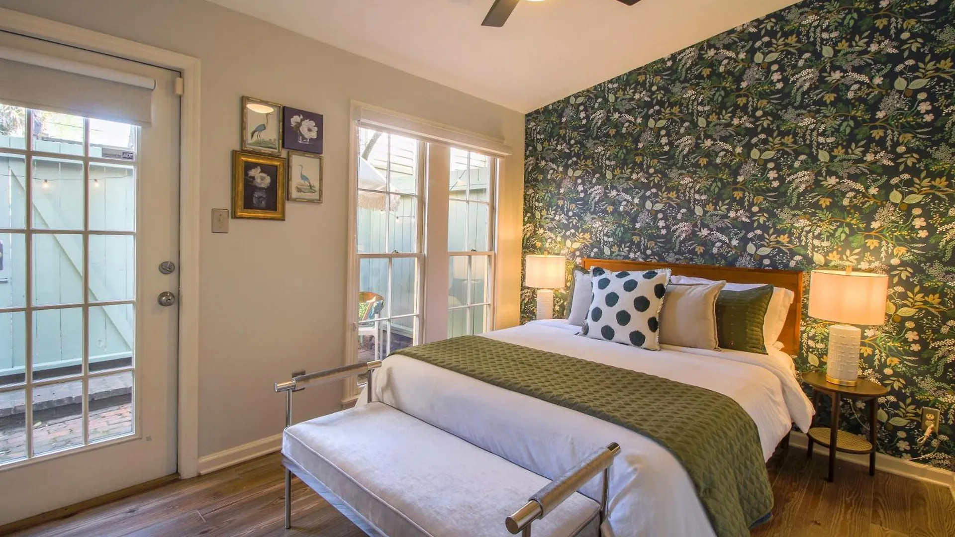 Private Patio Retreat In Charming Downtown Apartment Savannah