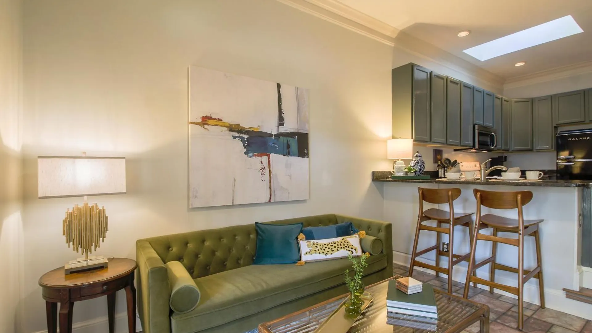 Private Patio Retreat In Charming Downtown Apartment Savannah