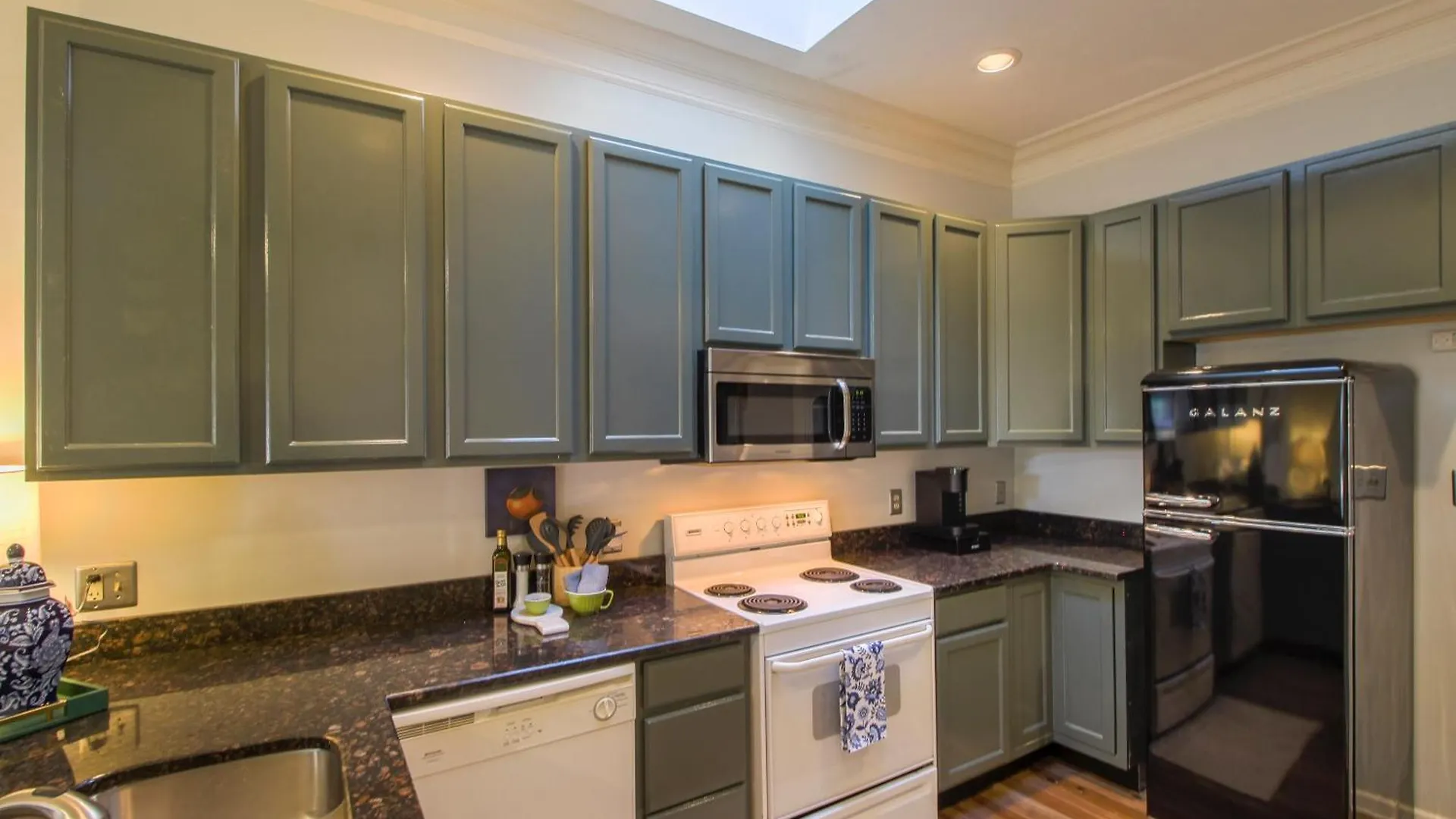 Private Patio Retreat In Charming Downtown Apartment Savannah