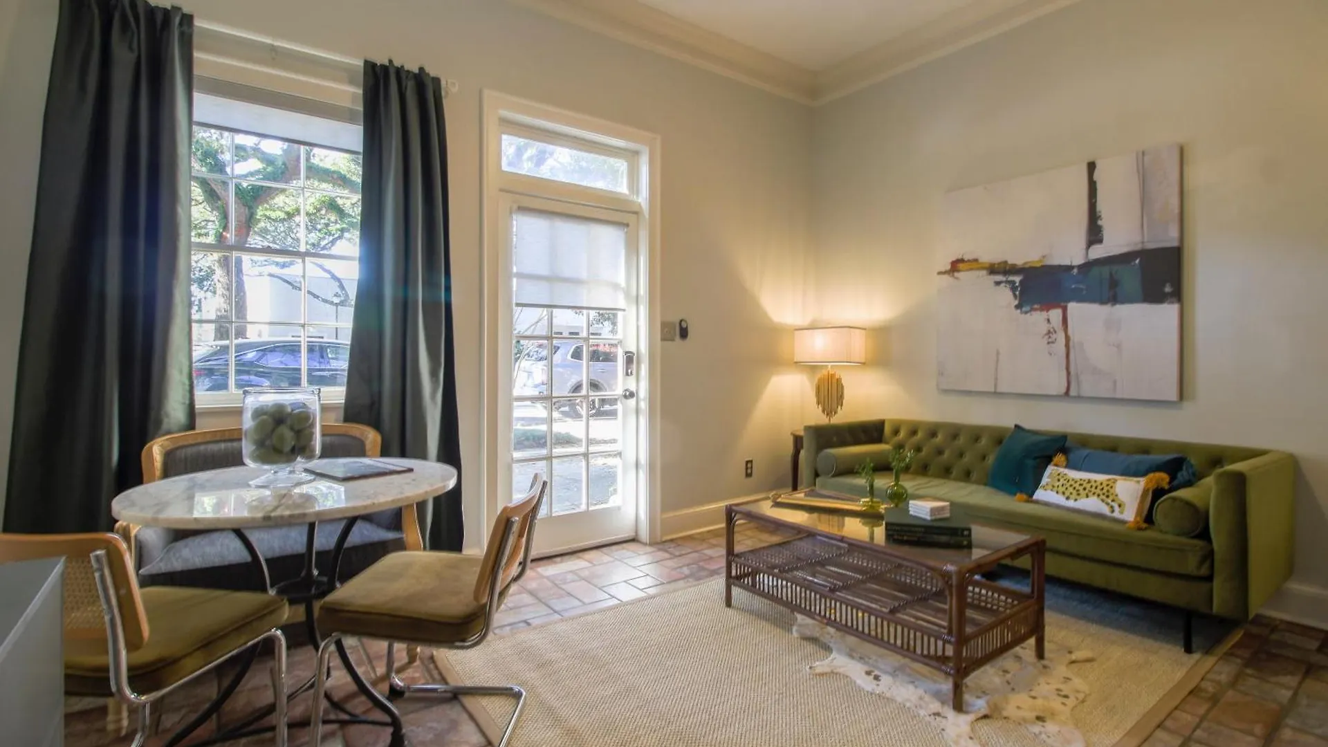 Private Patio Retreat In Charming Downtown Apartment Savannah